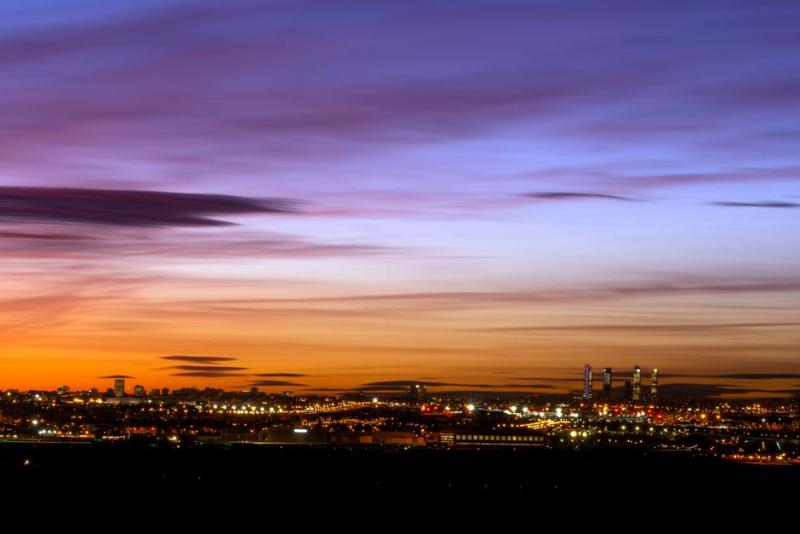 Atardecer sobre el horizonte de Madrid con las Cuatro Torres al fondo