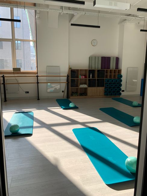 Estudio de pilates con colchonetas preparadas para una clase de principiantes