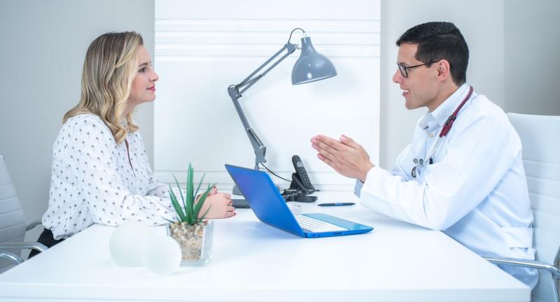 Mujer en una consulta médica hablando con el doctor